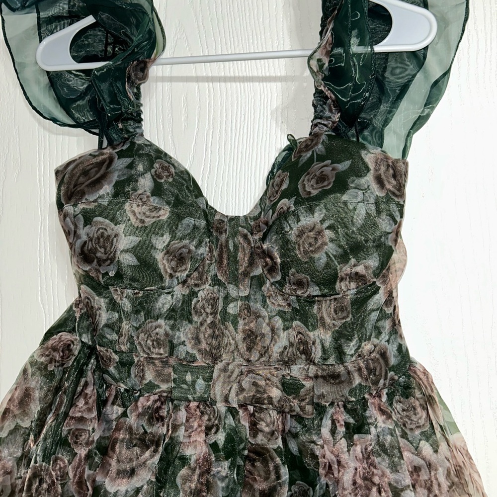 Elegant Floral Maxi Dress in Green - Picture 2 of 8